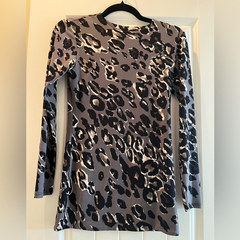 Maternity: long sleeve fitted stretchy print top. 94% polyester 6% spandex